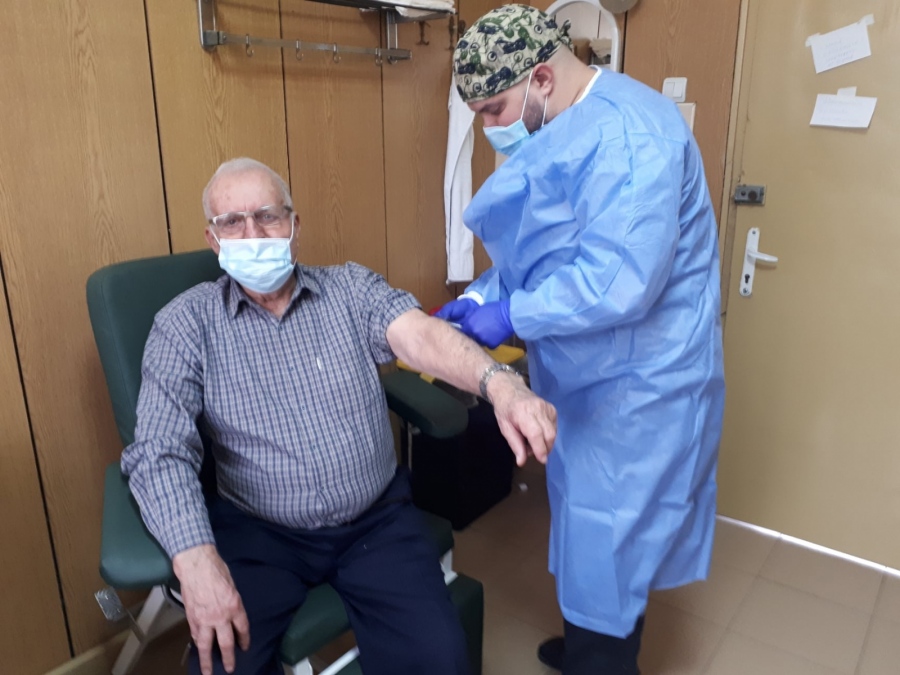 От Пловдив бе първият ваксиниран в МБАЛ-Пазарджик, в системата го записала дъщеря му от Париж